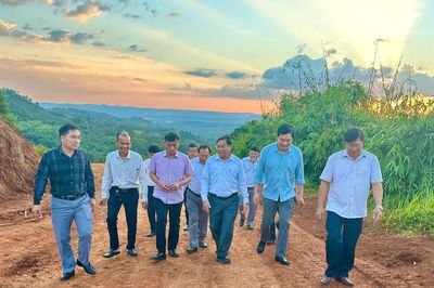 Phó Chủ tịch UBND tỉnh Lâm Đồng Võ Ngọc Hiệp kiểm tra tiến độ các dự án phía Tây