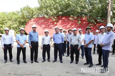 Đồng chí Bí thư Tỉnh ủy Trần Huy Tuấn khảo sát và làm việc về tình hình phát triển ngành công nghiệp đóng tàu trên địa bàn tỉnh