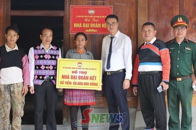 Suối Tọ trao nhà Đại đoàn kết cho hộ nghèo