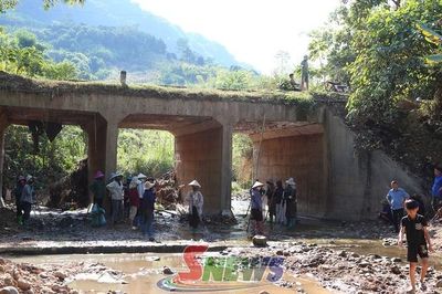 Mường Khiêng khẩn trương khắc phục tình trạng vứt rác thải sinh hoạt tại các con suối