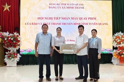 Báo và phát thanh, truyền hình Tuyên Quang trao tặng camera cho xã Minh Thanh