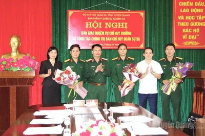Bàn giao nhiệm vụ Chỉ huy trưởng, Chính trị viên Ban CHQS phường Bình Thuận và xã Bình Ca