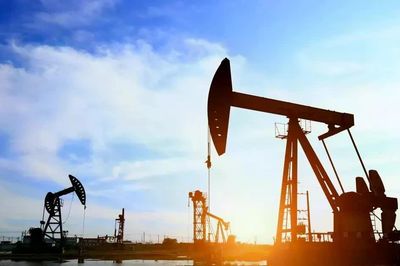 Giá dầu Brent vượt 113 USD/thùng