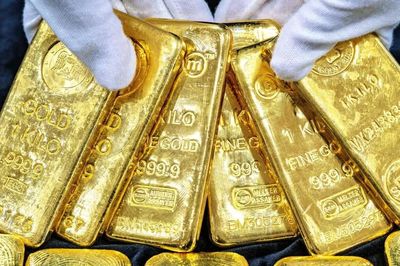 Giá vàng thế giới lao dốc, trong nước giảm cầm chừng