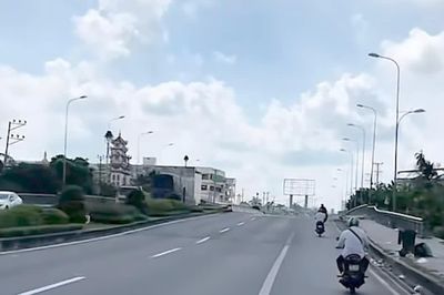 Truy tìm người lái xe mô tô liên quan vụ tai nạn chết người trên cầu Sang Trắng 1