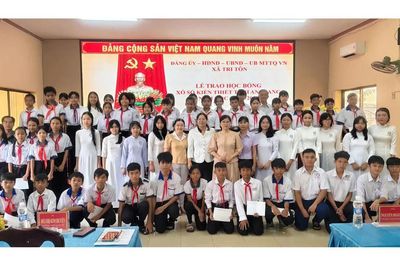 Hội Khuyến học xã Tri Tôn (An Giang) phối hợp trao 57 suất học bổng 'Tiếp bước đến trường'