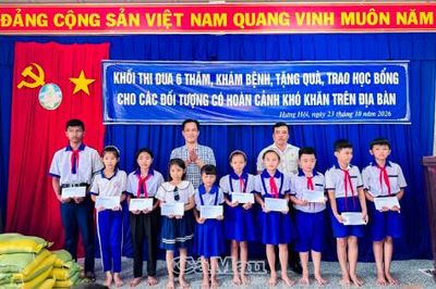 Khối thi đua số 6 tặng quà người dân khó khăn xã Hưng Hội