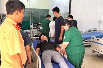 Người đàn ông nằm bên Quốc lộ 2D may mắn được cảnh sát hỗ trợ