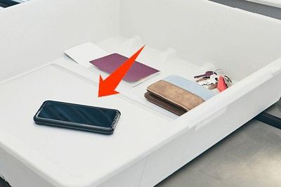 Tại sao bạn không nên đặt điện thoại trực tiếp vào khay soi chiếu sân bay?