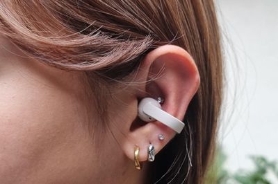 Tưởng đeo tai nghe âm lượng nhỏ là an toàn, nhiều người vẫn mắc sai lầm này