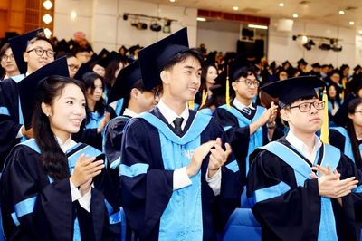 Sinh viên tốt nghiệp xuất sắc quá nhiều: Siết tuyển sinh hay đổi cách đánh giá?