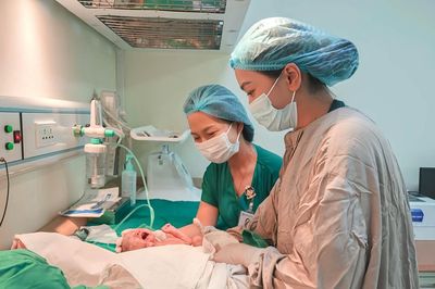 Khối u 10cm chèn khí quản, mẹ ung thư gồng mình giành giật sự sống cho con