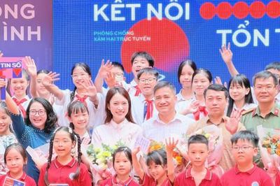 MC Khánh Vy cùng học sinh Hà Nội lan tỏa chiến dịch 'Không một mình 2026'