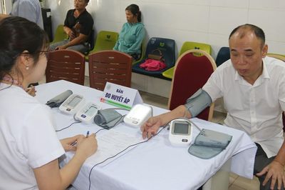 Hàng trăm người yếu thế được khám sức khỏe miễn phí, Hà Nội tăng tốc mục tiêu chăm sóc sức khỏe toàn dân
