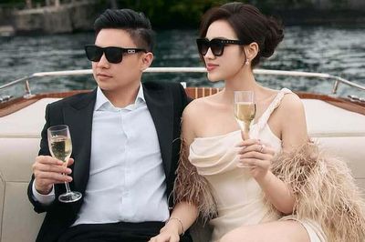Hoa hậu Đỗ Thị Hà du ngoạn thuyền gỗ kỷ niệm một năm làm dâu hào môn, chu toàn gia đình từ mâm cơm nhà