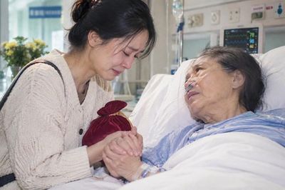 Tưởng mẹ chồng ghét bỏ vì 7 năm chỉ gọi bằng 'cô', bí mật trong phòng hồi sức khiến tôi bật khóc