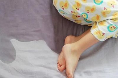 Bé trai tè dầm cả ngày lẫn đêm, bác sĩ phát hiện thói quen bất ngờ