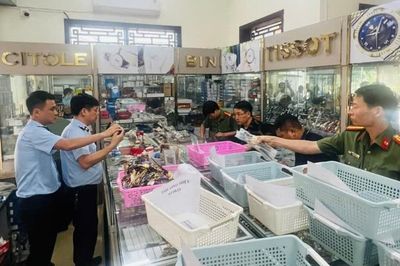 Phát hiện hơn 2.000 đồng hồ giả mạo nhãn hiệu Rolex, Hublot...