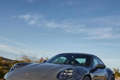 Vì sao Porsche, Ferrari vẫn chưa muốn từ bỏ động cơ xăng?