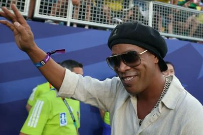 Vì sao Ronaldinho trở lại thi đấu ở tuổi 46?