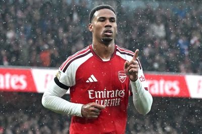 Arsenal phả hơi nóng vào Man City