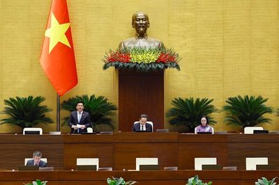 Quốc hội nghe trình bày tờ trình về 5 dự án luật