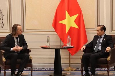 Bộ trưởng Ngoại giao Lê Hoài Trung tiếp Phó Tổng Thư ký Đảng Lao động Bỉ