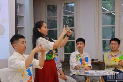Tọa đàm 'Những ngón tay nhảy múa' đưa ngôn ngữ ký hiệu đến gần hơn với công chúng