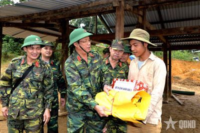 Thượng tướng Trần Quang Phương: Đi giữa lòng dân gánh việc quân - Bài 1: Ân nhân của đồng bào vùng lũ