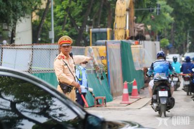 Hà Nội: Nhiều vị trí rào chắn thi công, Cảnh sát giao thông khuyến cáo người dân chủ động lộ trình