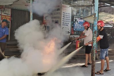 Trang bị gần 120 bình chữa cháy chủ động phòng cháy, chữa cháy tại chợ Quán Hộ