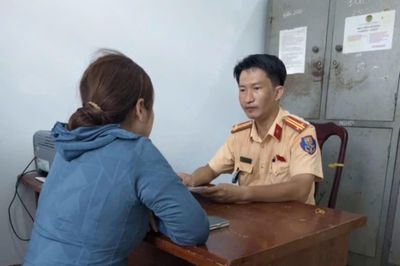 Phạt nữ tài xế 5 triệu đồng vì sử dụng điện thoại khi lái xe