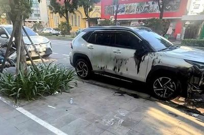 Hai ô tô đỗ sát nhau gặp sự cố bất thường trên đường ở Huế
