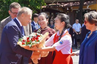 Thủ tướng Ba Lan Donald Tusk tham quan phố cổ Hội An