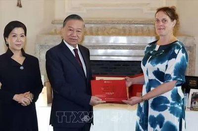 Tổng Bí thư, Chủ tịch nước Tô Lâm và Phu nhân thăm, tặng sách cho Thư viện Hoàng gia Bỉ