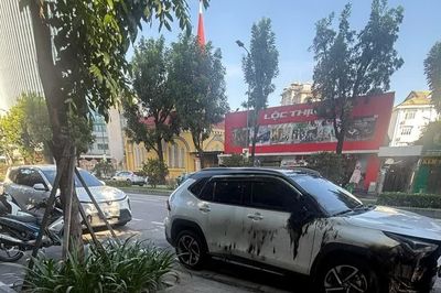Ô tô bị phá hoại khi đang đỗ trên đường phố ở Huế