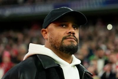 HLV Bayern Munich ngã quỵ trên sân, nhập viện khẩn cấp