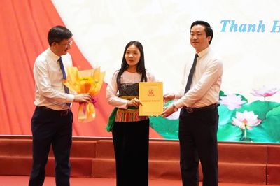 Thanh Hóa trao quyết định tuyển dụng, tiếp nhận 733 nhà giáo