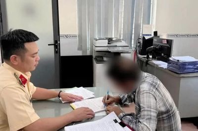 Vượt xe trên cầu, tài xế bị xử lý từ tin gửi fanpage cảnh sát giao thông