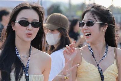 Dòng người đang đổ về sân Mỹ Đình