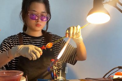 Cô gái Hà Nội nghỉ việc văn phòng, 'làm bạn' với thủy tinh, lửa nóng 1.000 độ C