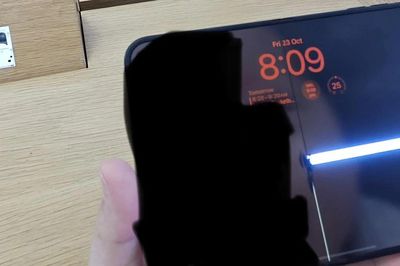iPhone Duo nứt màn hình chỉ sau 6 giờ sử dụng?