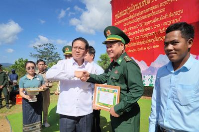 Việc làm ý nghĩa của bộ đội và bác sĩ ở cột mốc biên giới Việt Nam - Lào