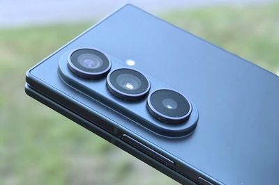 Samsung W27 có gì khác biệt so với dòng Galaxy Z Fold?