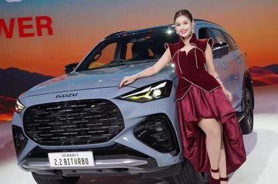 Đối thủ của Toyota Fortuner trình làng, giá gần 920 triệu đồng