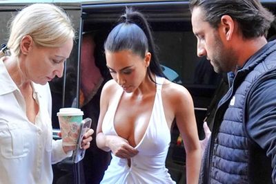 Người mẫu Kim Kardashian gây chú ý khi diện váy khoét sâu đi mua sắm cùng mẹ ở Italy