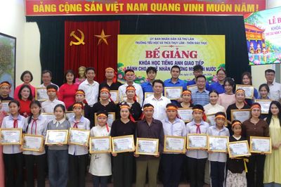 Lớp học tiếng Anh 3 thế hệ của Nghệ nhân rối nước Đào Thục