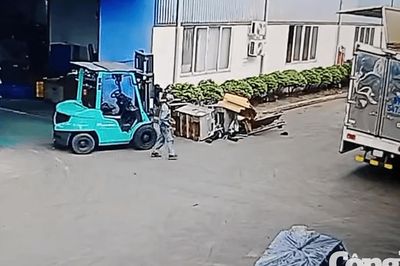 Bị hai kiện hàng đè, nam công nhân tử vong