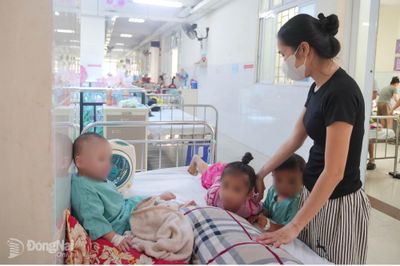 Bệnh đường hô hấp tăng cao, bệnh viện phải kê thêm giường ngoài hành lang