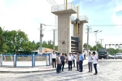 Khảo sát tiến độ thi công các gói thầu thuộc Dự án nâng cấp tuyến đê bao, kè chống sạt lở sông Tiền